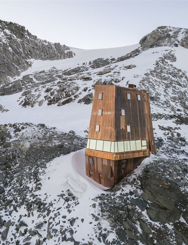 Las mejores vistas de las montañas nevadas de los Alpes están en esta casa prefabricada
