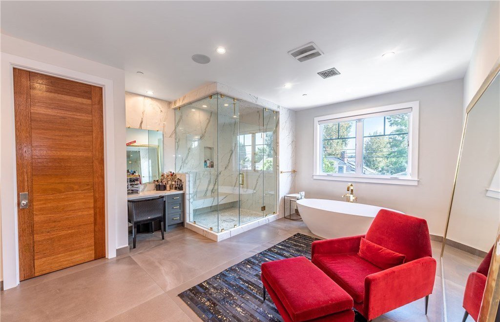 Casa de Ariel Winter la actriz de la serie Modern Family baño con bañera y ducha y sillon de color rojo