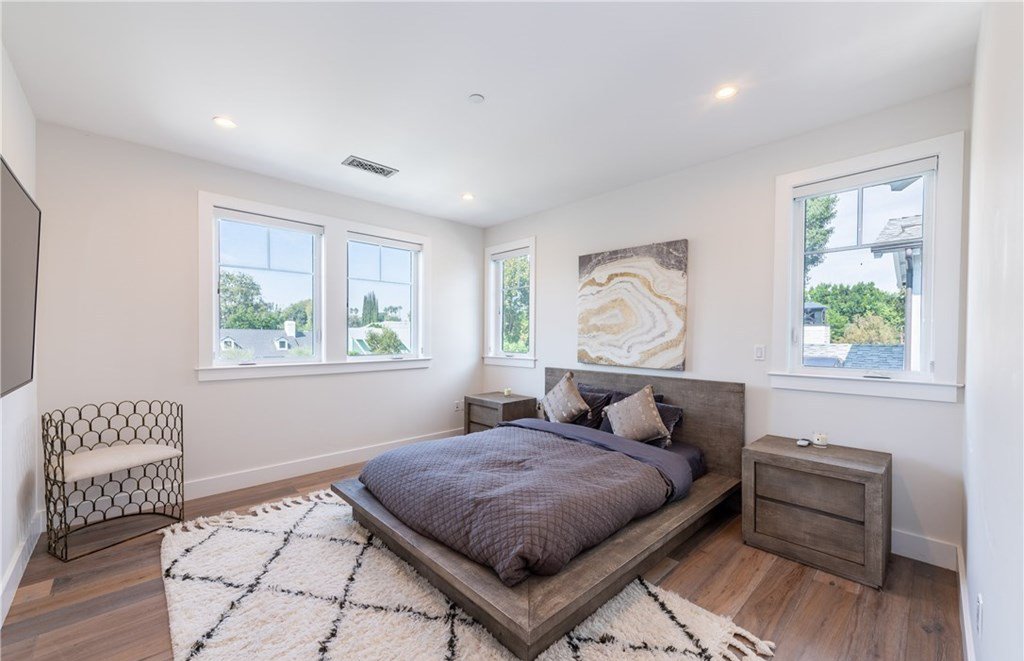 Casa de Ariel Winter la actriz de la serie Modern Family dormitorio con muebles de color marron