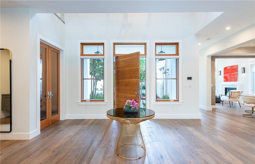 Casa de Ariel Winter la actriz de la serie Modern Family entrada con mesa platter dorada recibidor