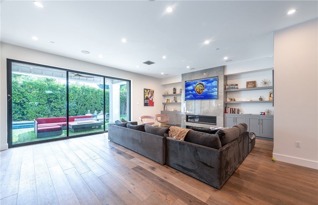Casa de Ariel Winter la actriz de la serie Modern Family estar con television y sofa de color gris