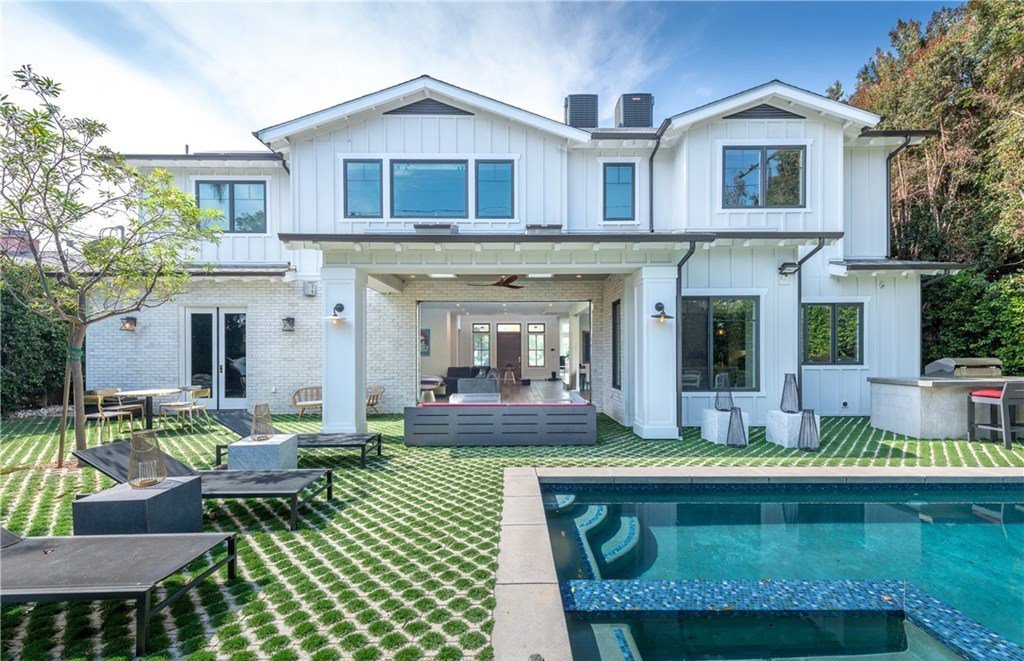 Casa de Ariel Winter la actriz de la serie Modern Family fachada del patio interior con piscina