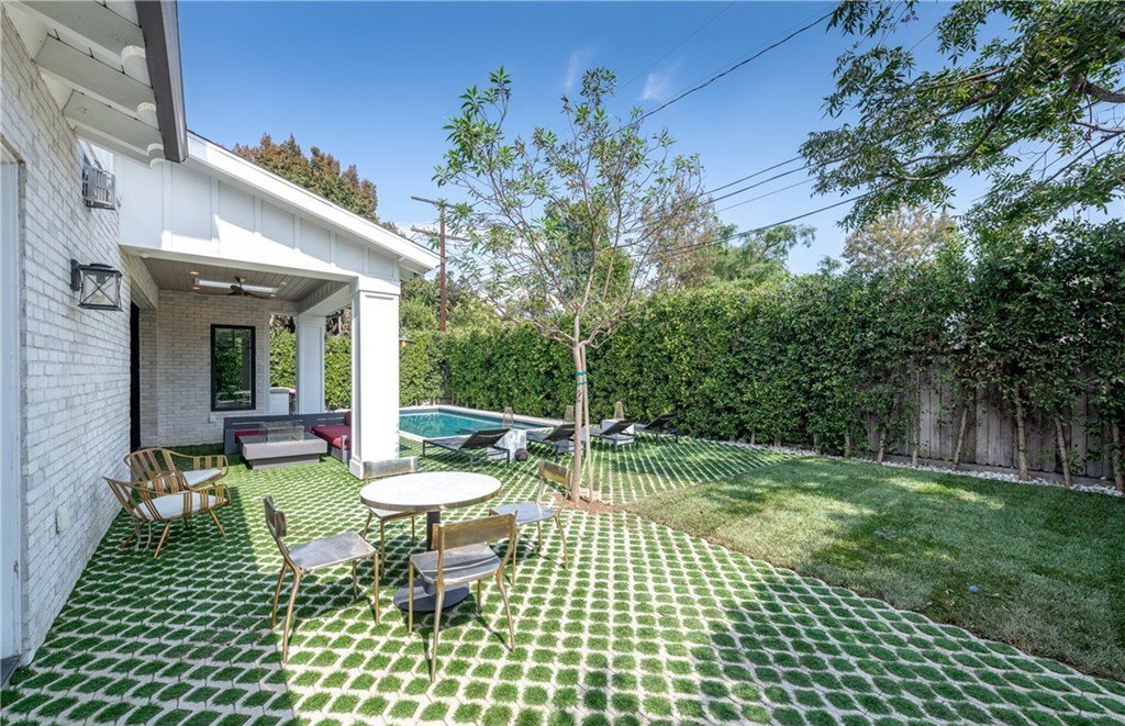 Casa de Ariel Winter la actriz de la serie Modern Family patio con comedor exterior