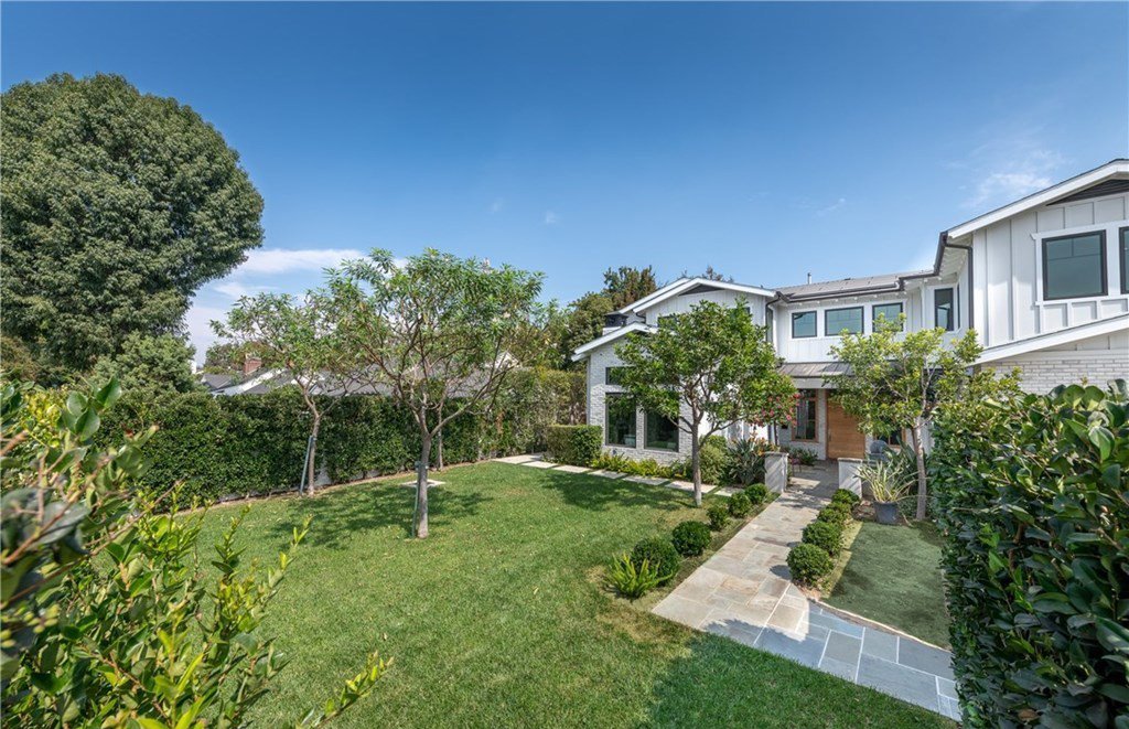 Casa de Ariel Winter la actriz de la serie Modern Family patio con jardin y fachada blanca