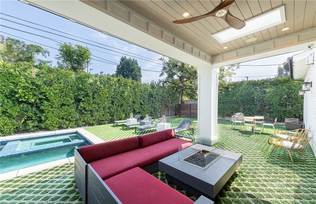 Casa de Ariel Winter la actriz de la serie Modern Family patio con porche y piscina