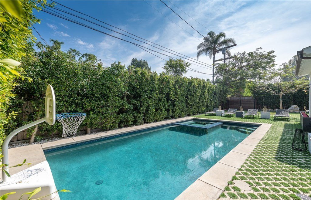 Casa de Ariel Winter la actriz de la serie Modern Family piscina con cesta de baloncesto
