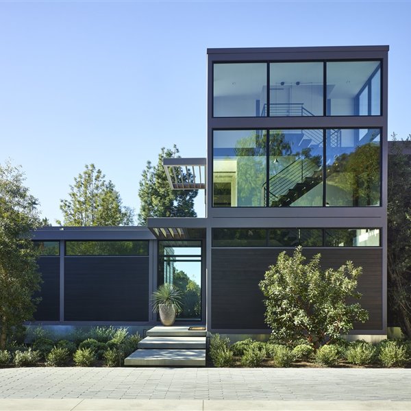 Casa prefabricada con estructura de acero en Beverly Hills, Los Angeles, diseñada por Suchi Reddy para el actor Will Arnett a partir del modelo RK2 de la gama LivingHomes de Plant Prefab