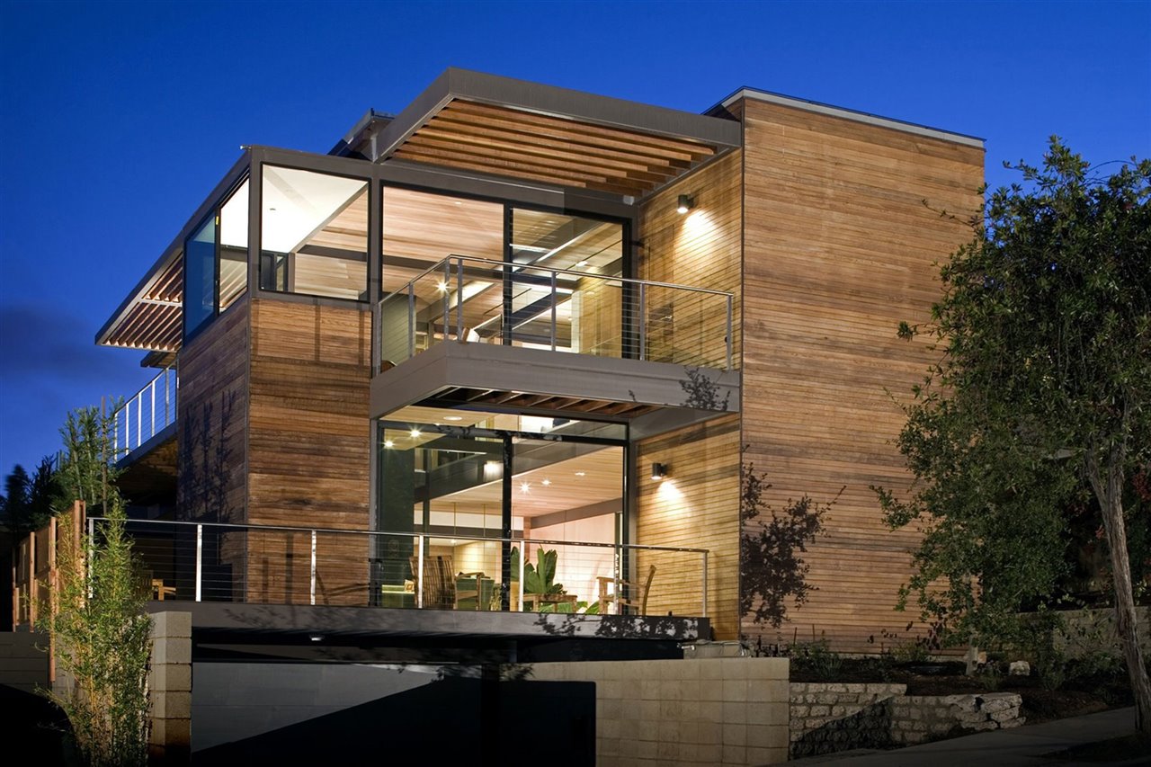 Este diseño de Ray Kappe en Santa Monica, California, es la primera casa del área de Los Angeles con certificado LEED Platinum y sistema de tratamiento de aguas grises.