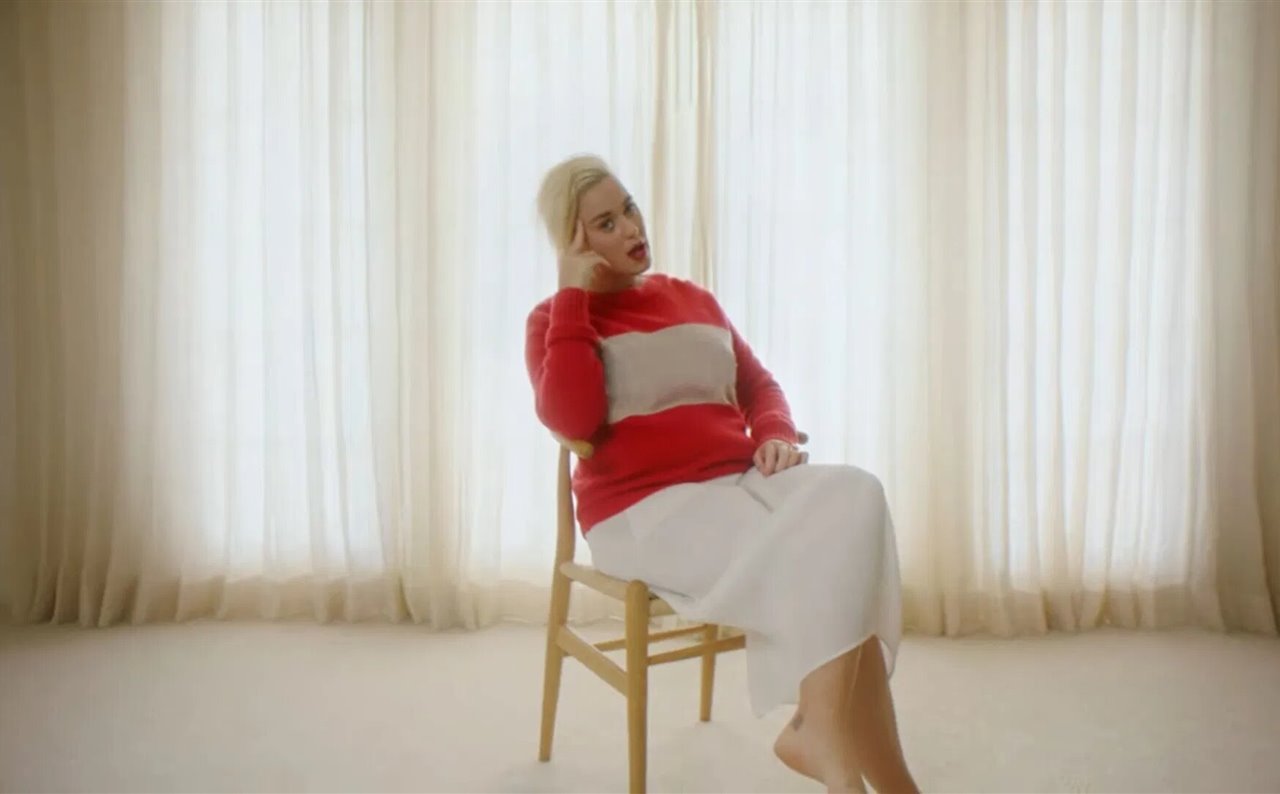 Katy Perry aparece sentada sobre una silla de Carl Hansen & Søn en su nuevo videoclip Resilient