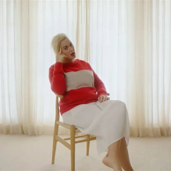 La silla que aparece en el nuevo videoclip de Katy Perry y Aitana es un icono del diseño