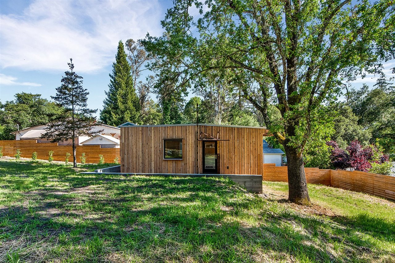 La nueva colección de Unidades Habitables Accesorias (ADU en inglés) lightHouse de LivingHomes es fruto de la colaboración de Plant Prefab con Alchemy Architects. 