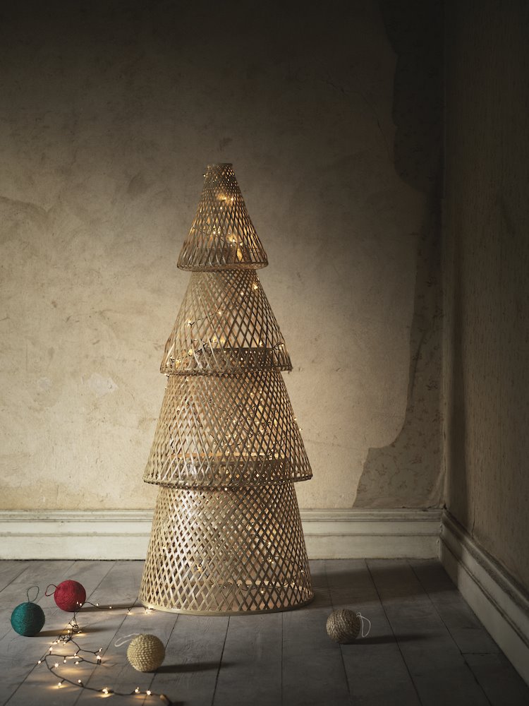 Arbol metalico en color dorado de Ikea. Navidad sostenible