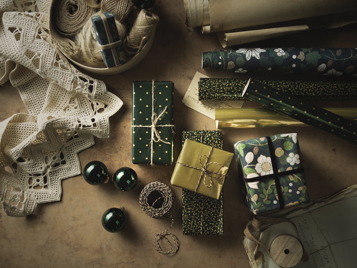 Papeles de envolver regalos en color dorado y verde de Ikea. Segunda piel