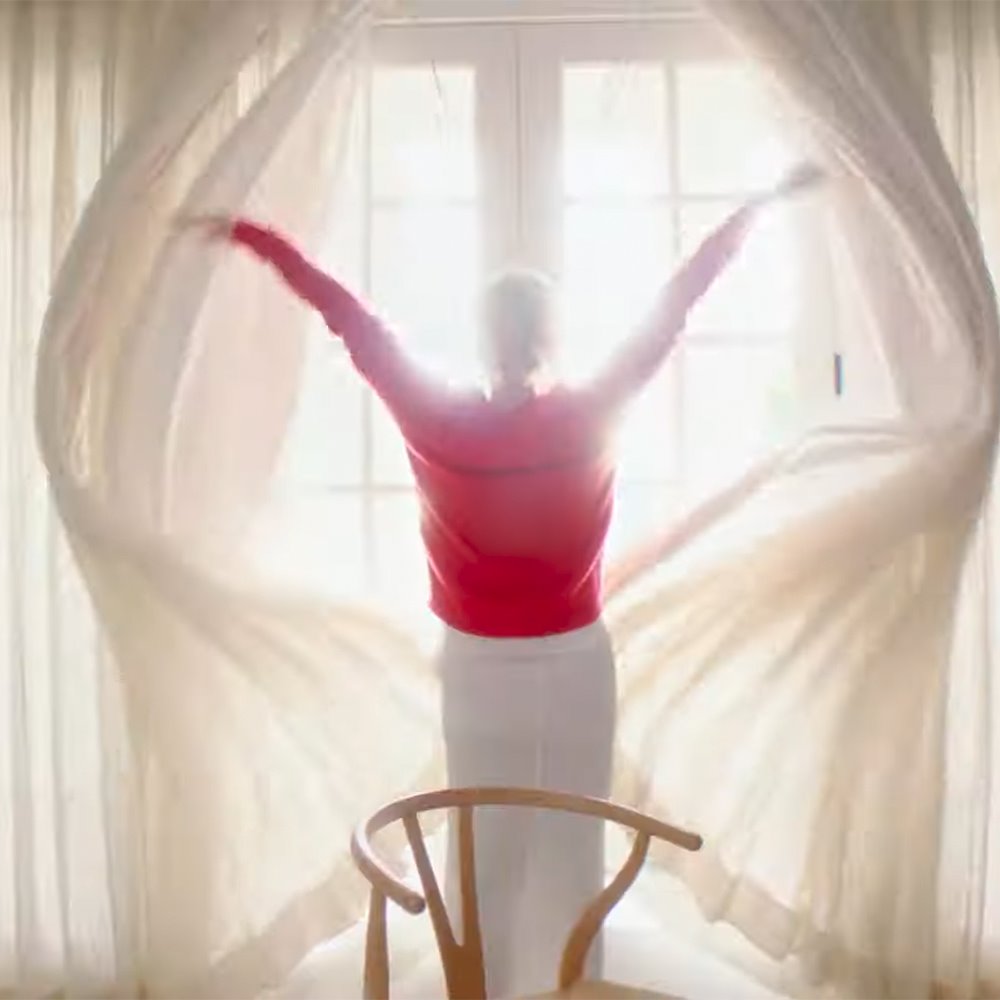 Un fotograma del videoclip en el que Katy Perry abre una ventana