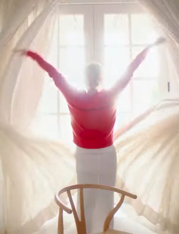 La silla que aparece en el nuevo videoclip de Katy Perry y Aitana es un icono del diseño