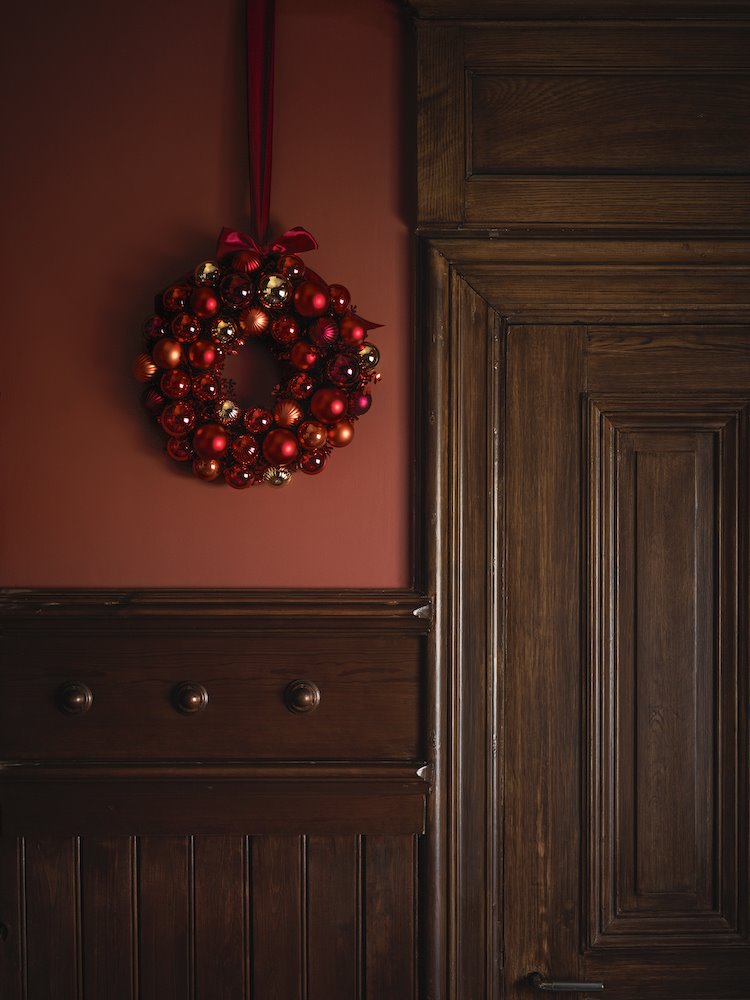 Corona de navidad hecha con bolas de color rojo de Ikea. Un regalo redondo