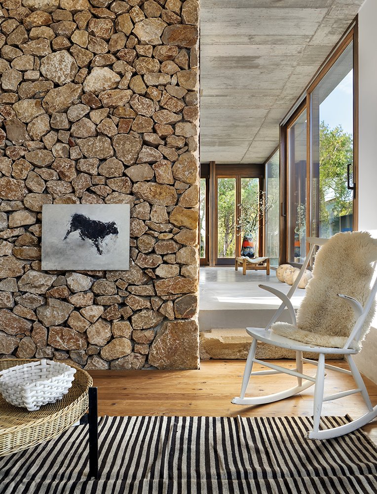casa ampurdán jaco woltjer rincón de lectura pared de piedra