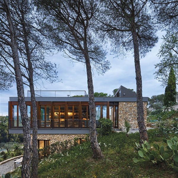 El paisaje ampurdanés inspira esta casa de piedra y hormigón de aires vintage