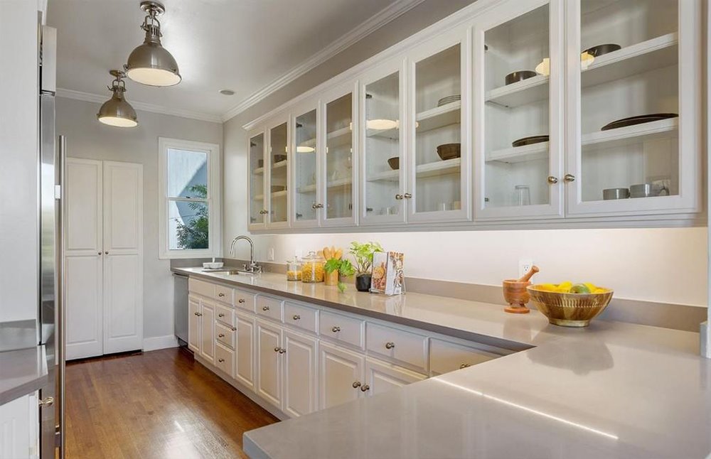 Cocina con muebles de color blanco de la casa de Winona Ryder en San Francisco