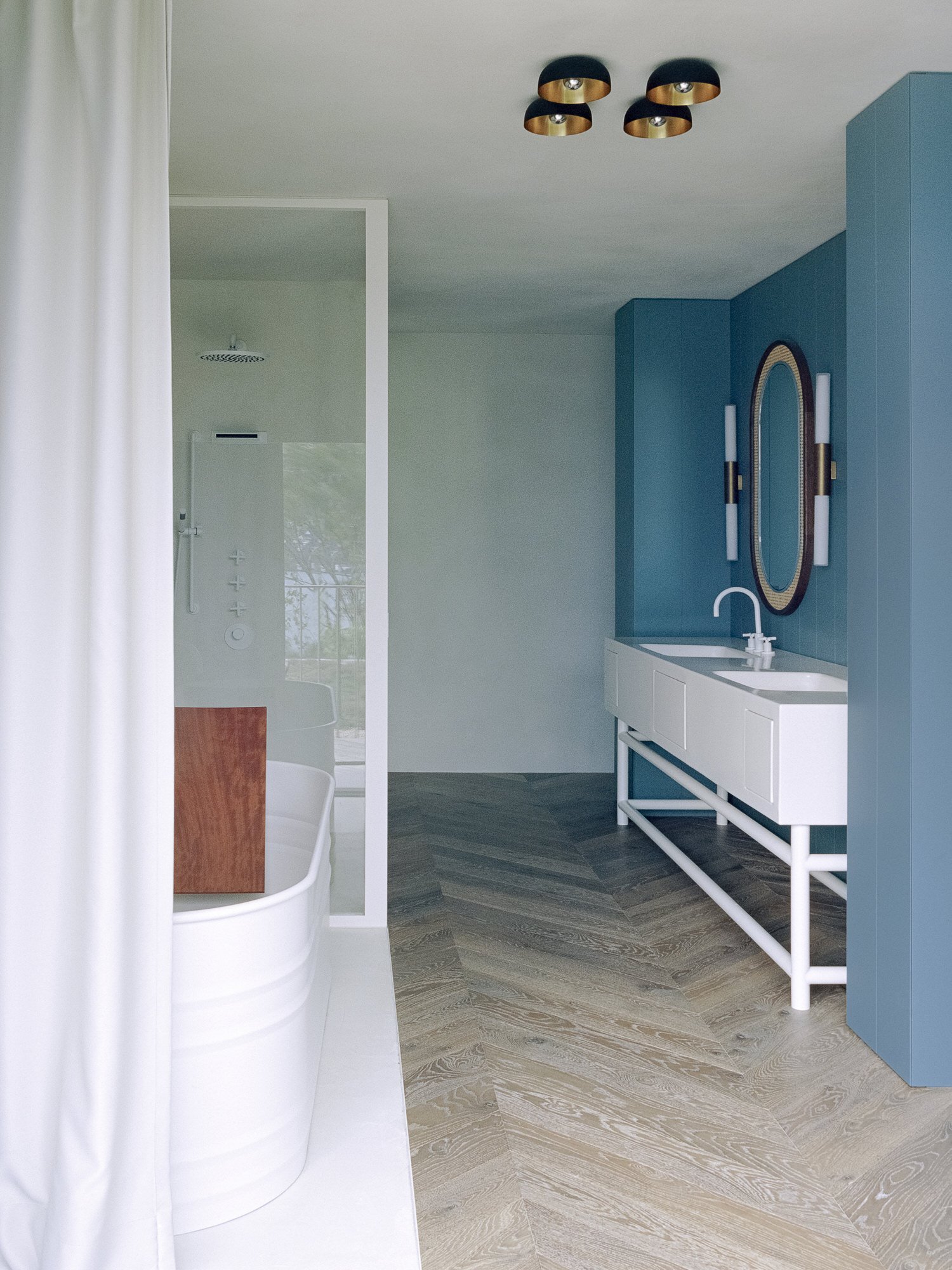 Baño con muebles de color blanco y pared de color azul de una casa en el lago de zurich