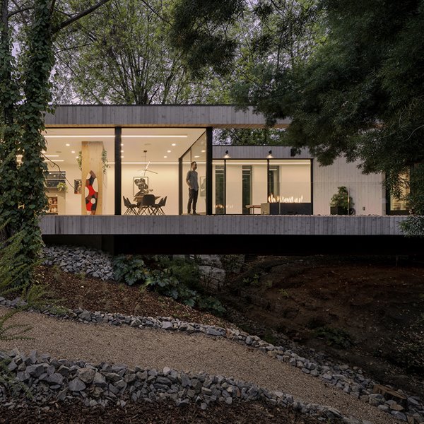 Esta moderna casa prefabricada es además un puente para cruzar un arroyo
