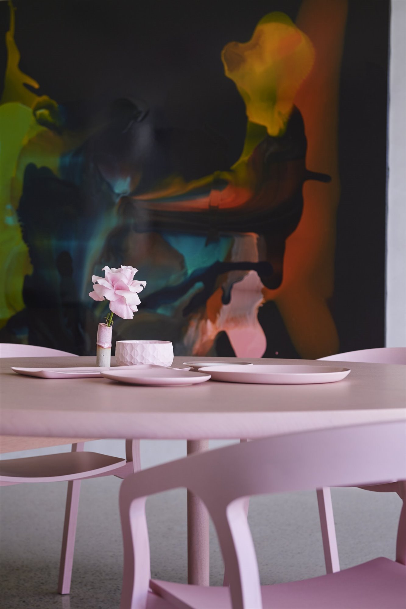 Comedor con sillas y mesa de color rosa de una casa en Australia
