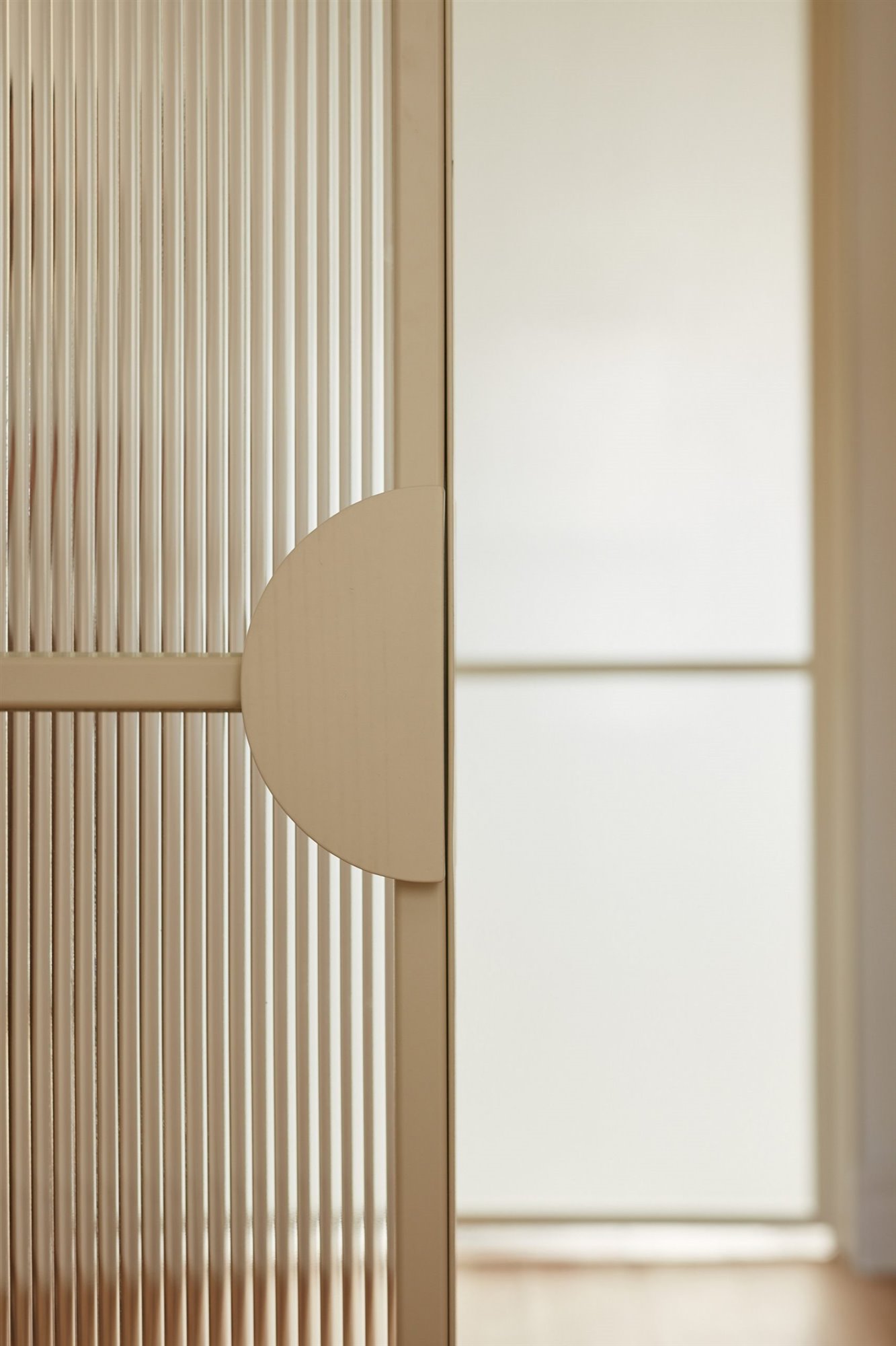 Detalle de una puerta de cristal con marco de hierro pintado en color ocre