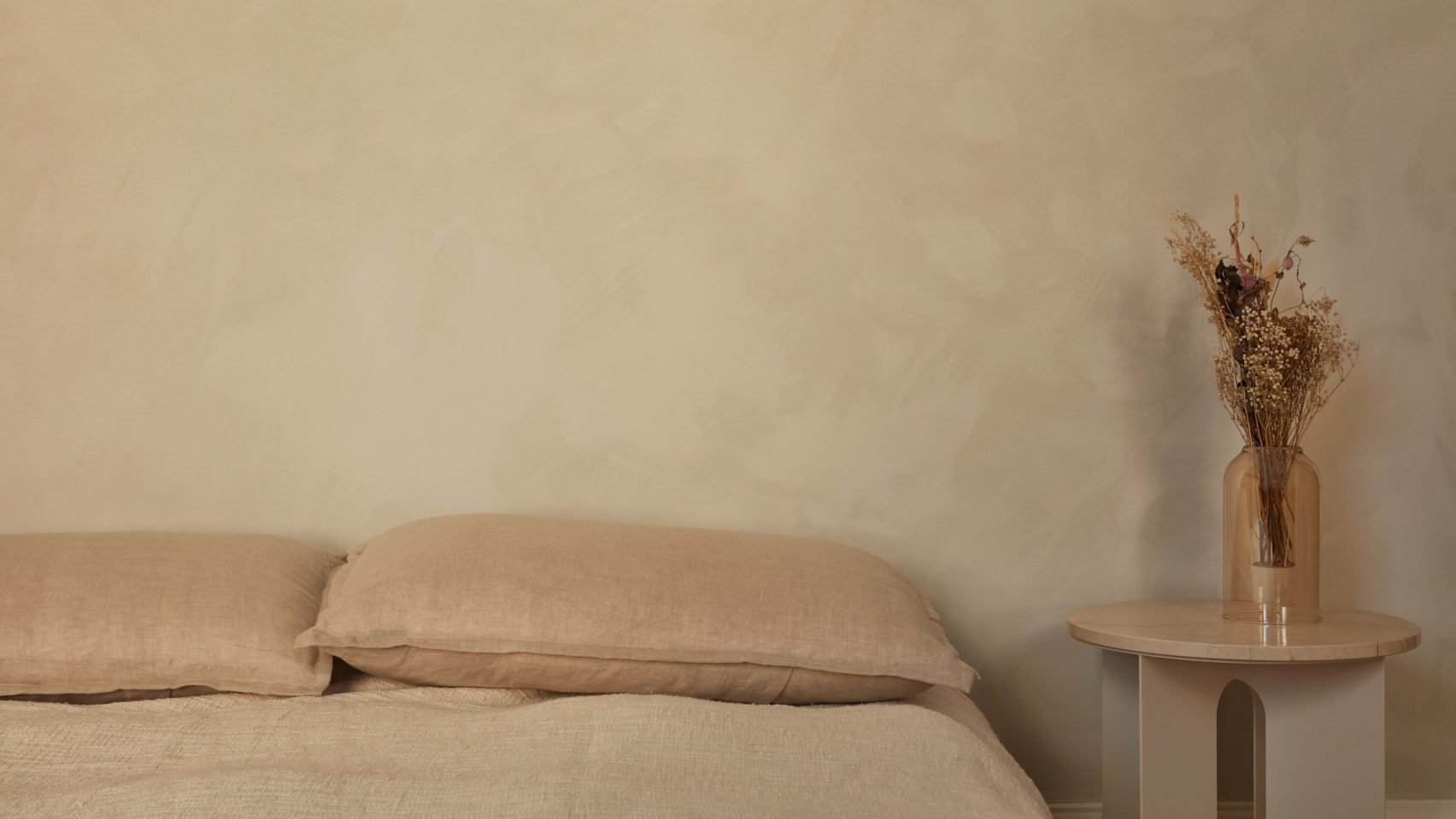 Dormitorio con paredes pintadas en color ocre