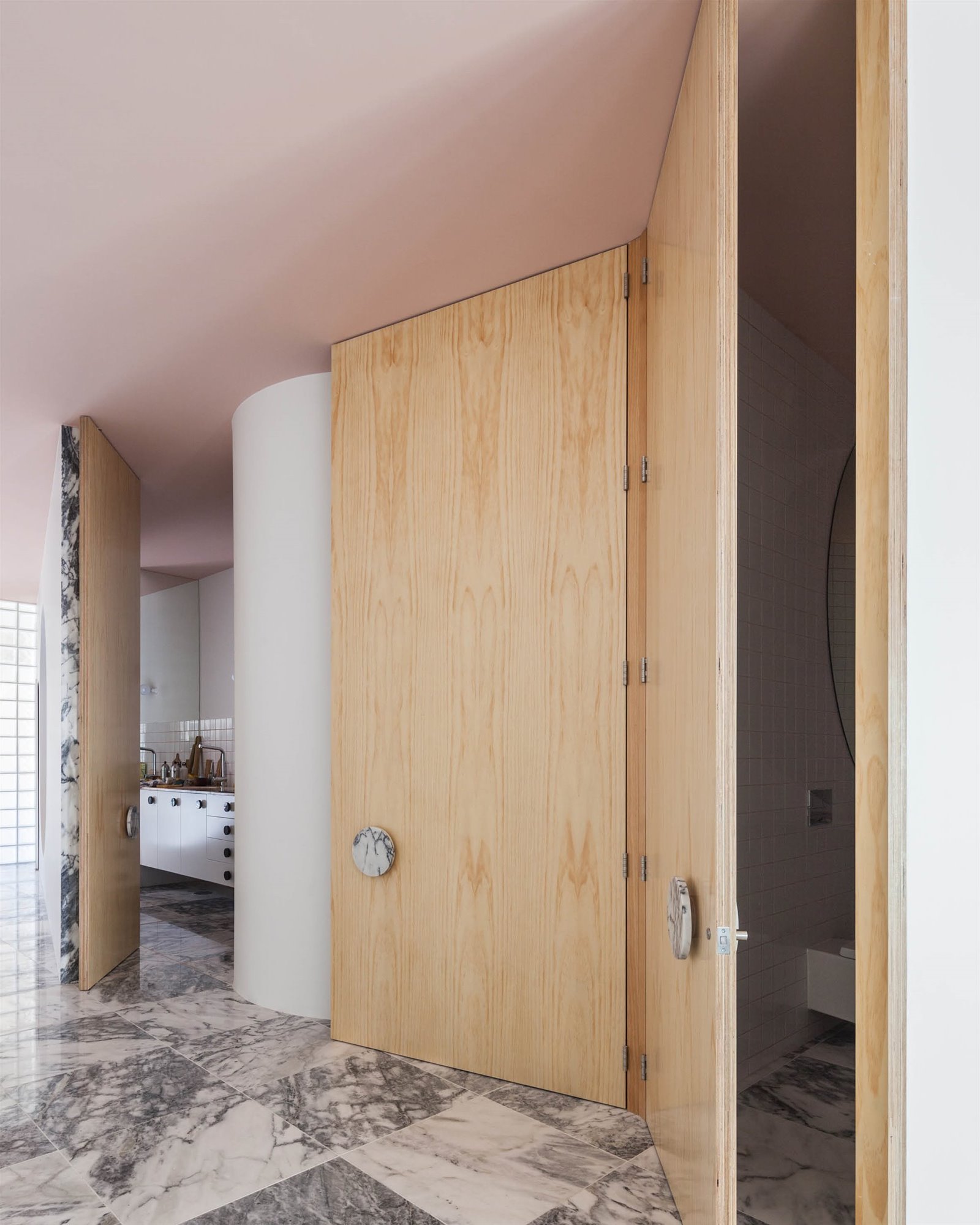 Entrada con puertas de madera de un piso reformado por Fala Atelier en Porto