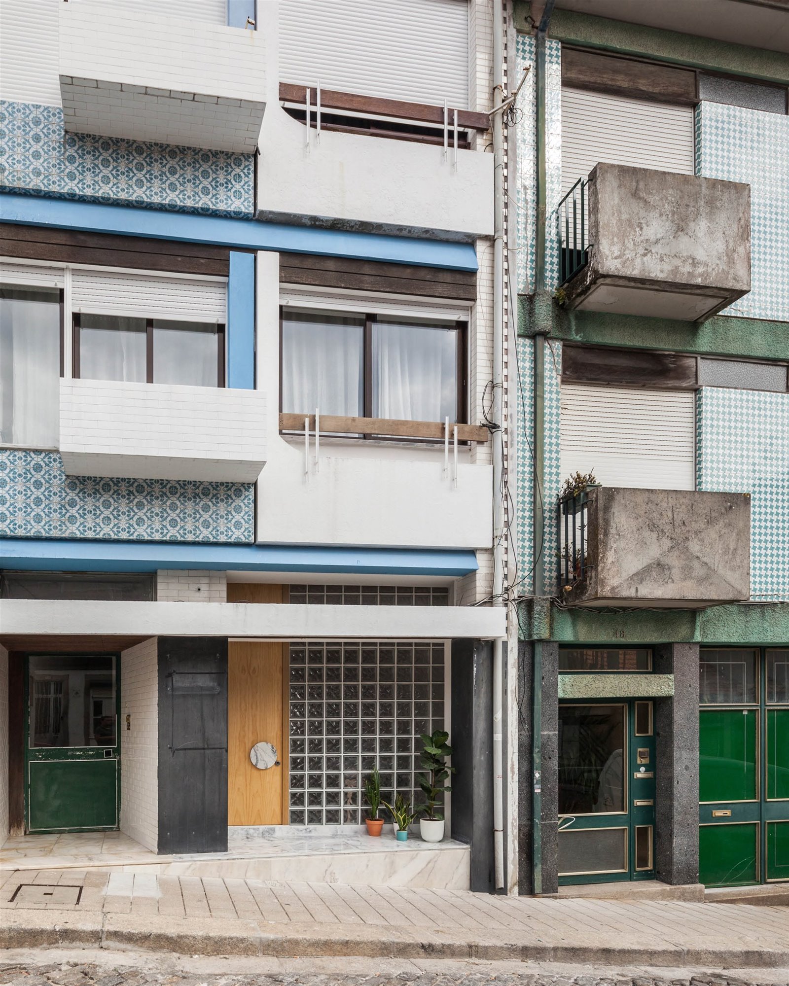 Fachada de un piso en Porto reformada por Fala Atelier