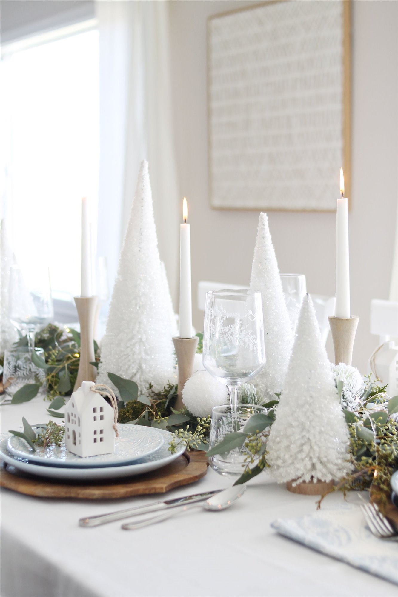Mesa con decoración de Navidad en color blanc con arboles. Juegos de color