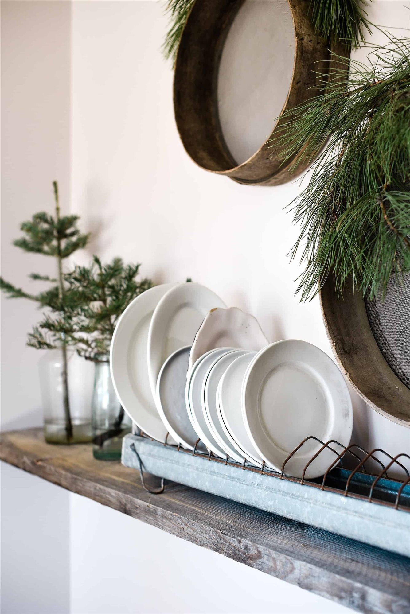 Vajilla vintage sobre una repisa con decoracion de navidad. La vajilla de la abuela