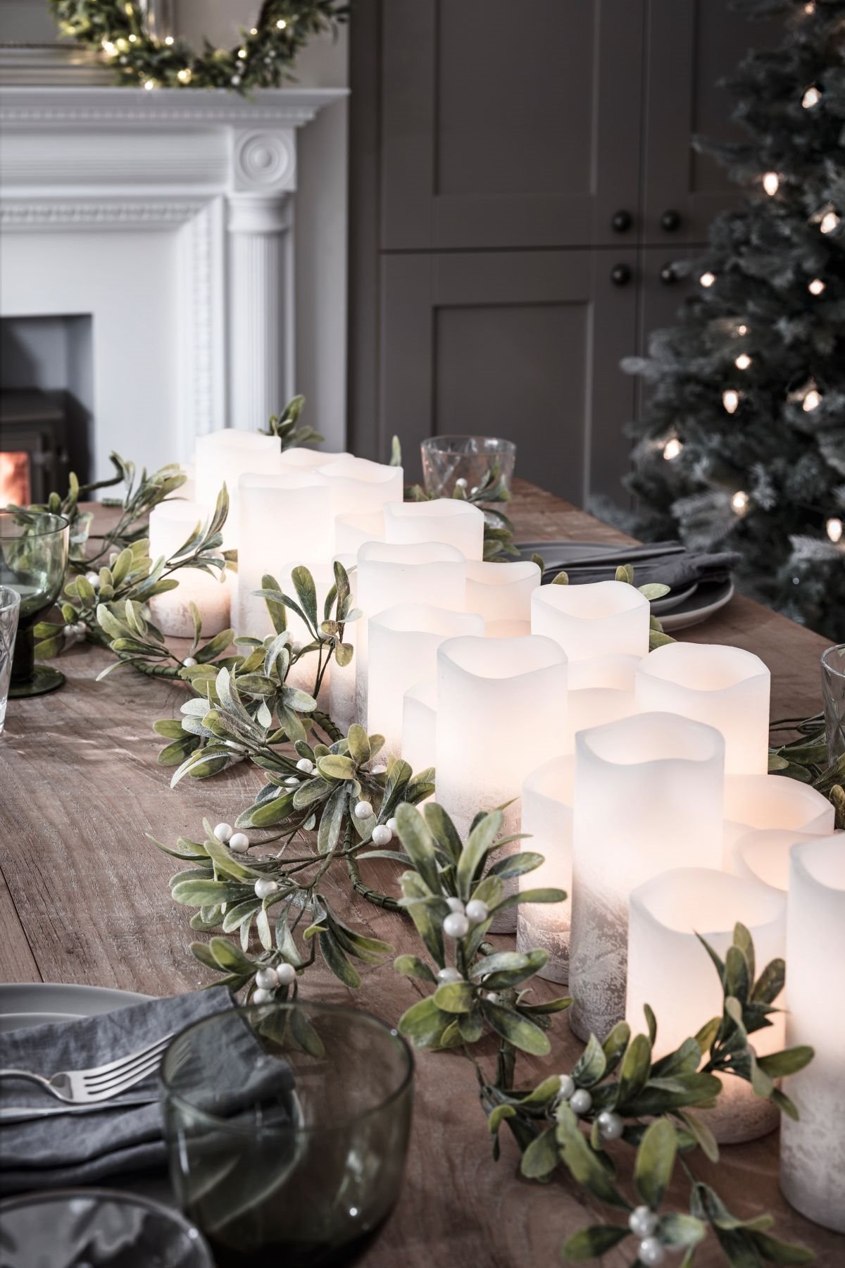 Mesa de navidad con velas. Luces cálidas