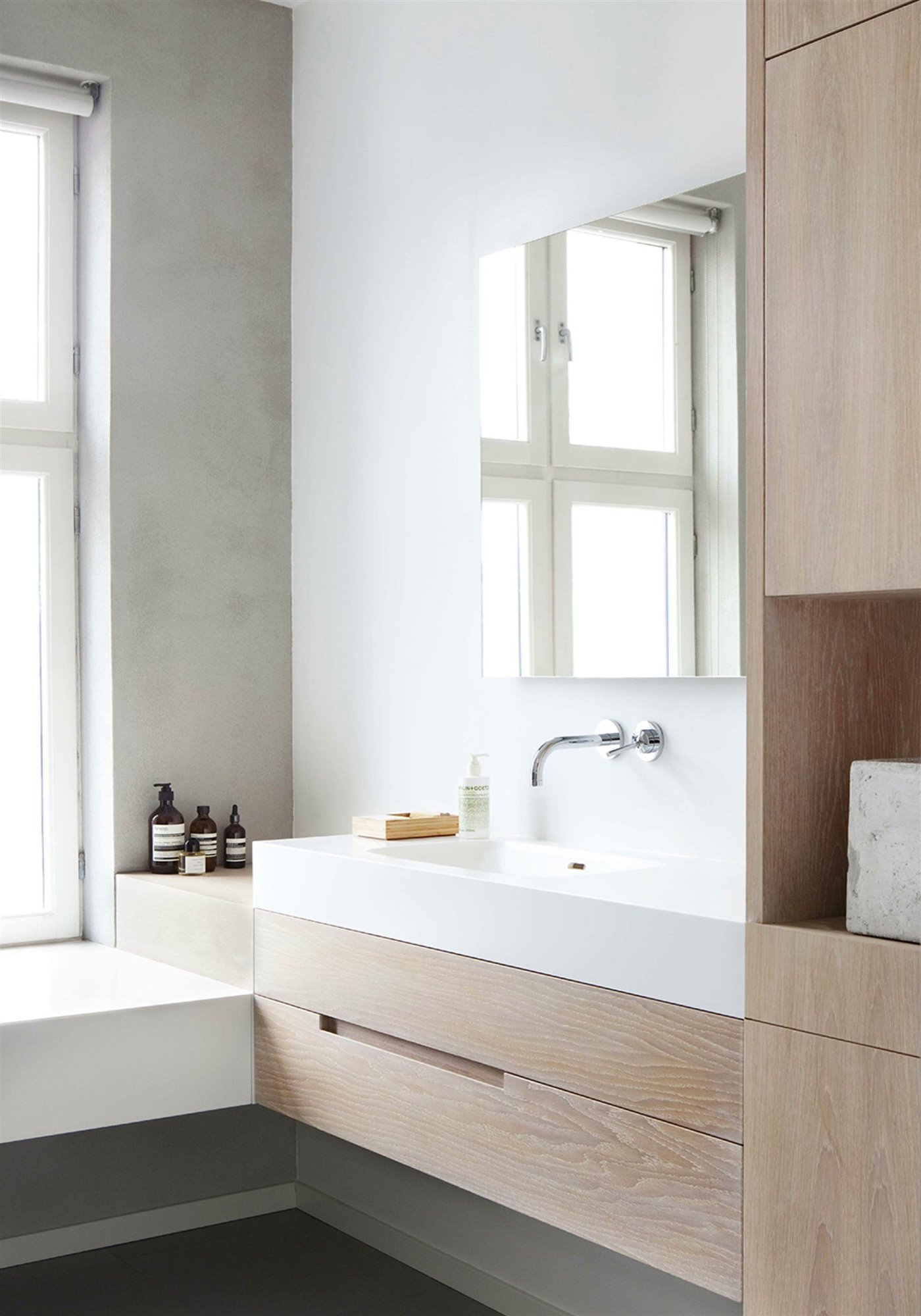 Baño con muebles de madera y encimera de color blanco. Obviar la disposición