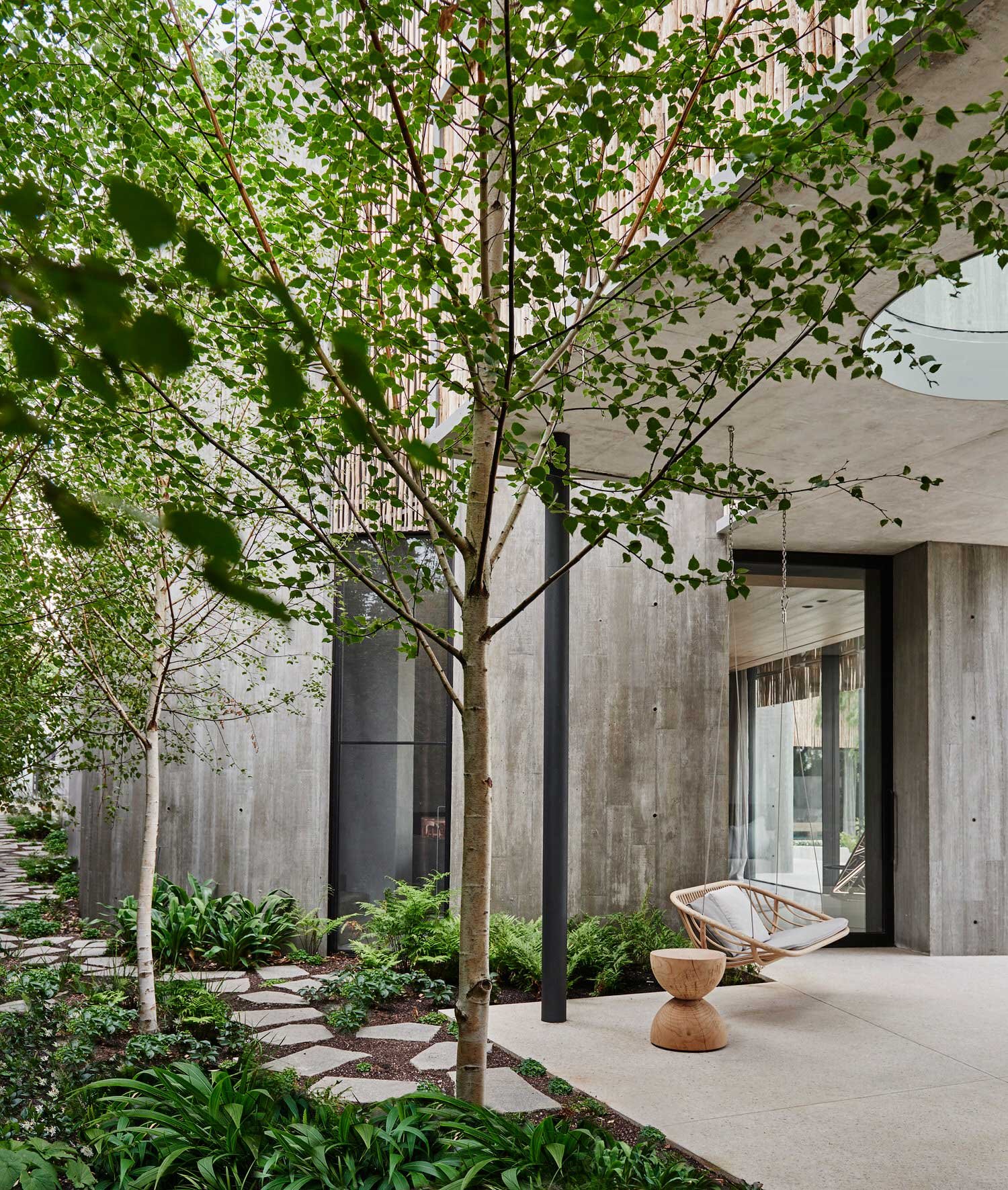 Una casa muy moderna totalmente hecha de hormigón con patios interiores