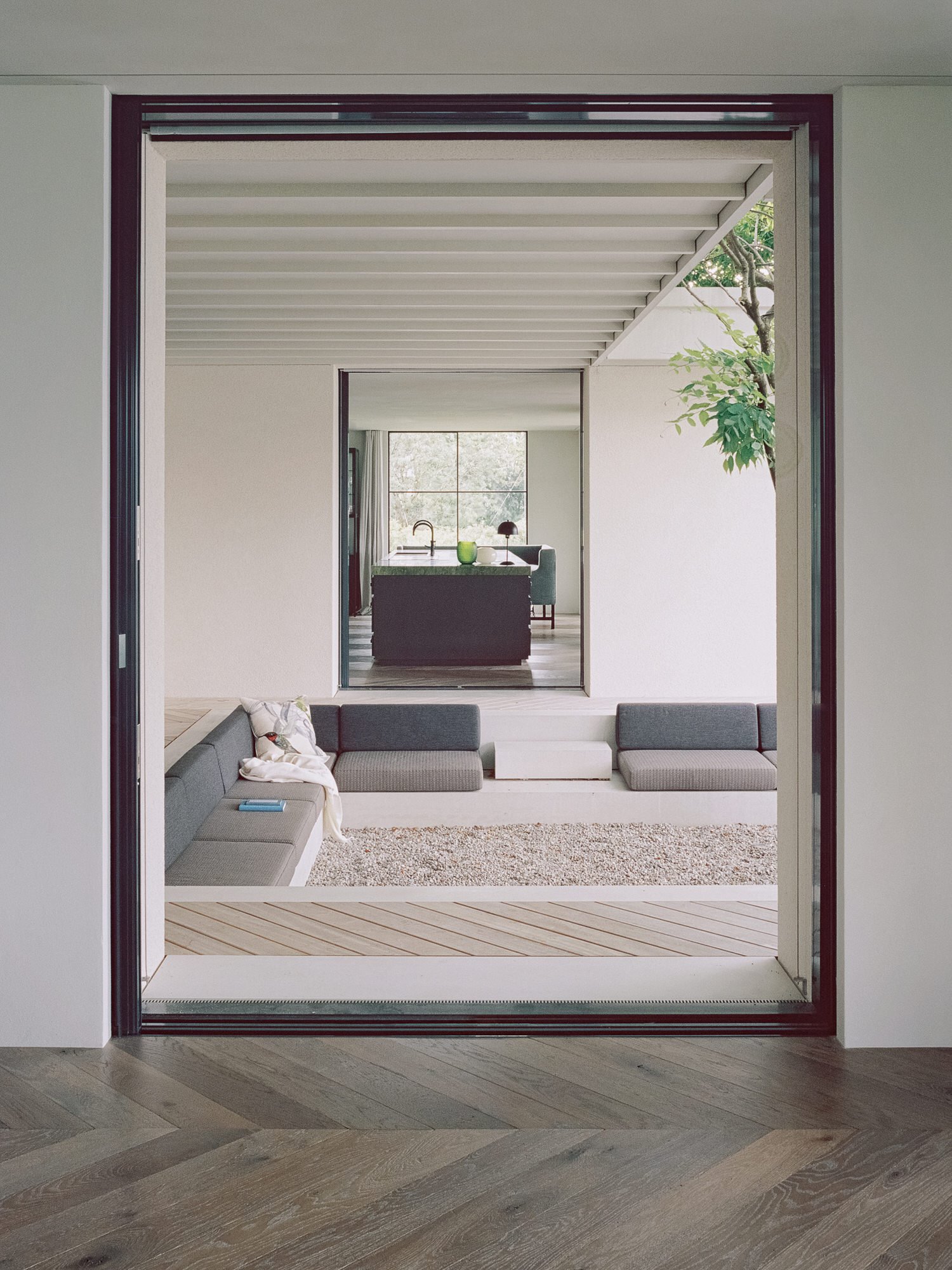 Porche con sofas hechos a medida de una casa en el lago de Zurich