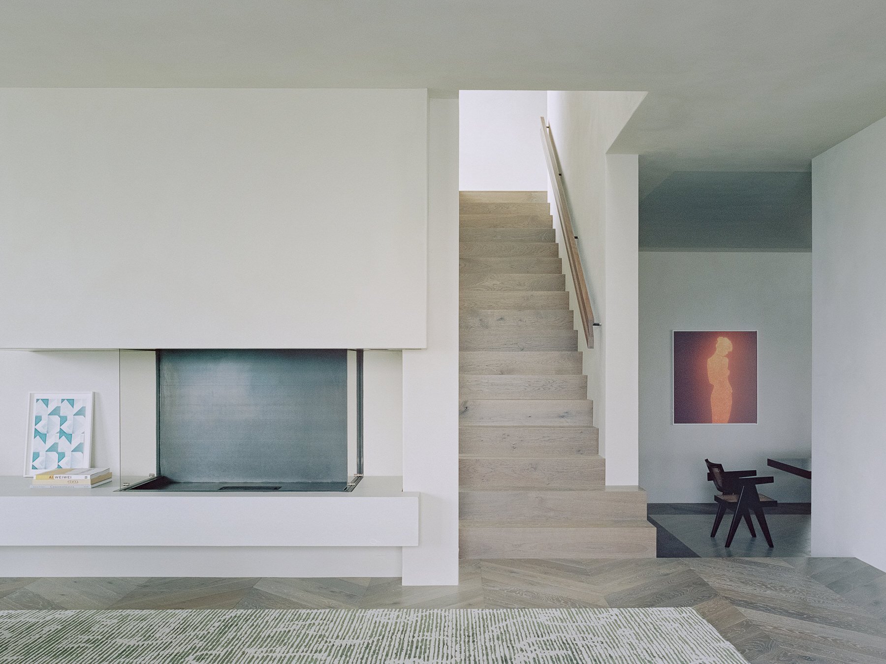 Salon con chimenea de una casa en el lago de zurich
