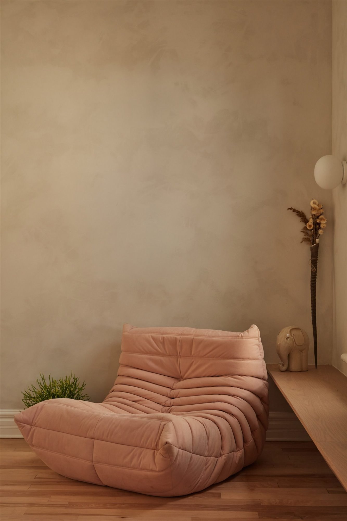 Sofá Togo de Ligne Roset en color rosa en un salon de un piso en Montreal de color ocre