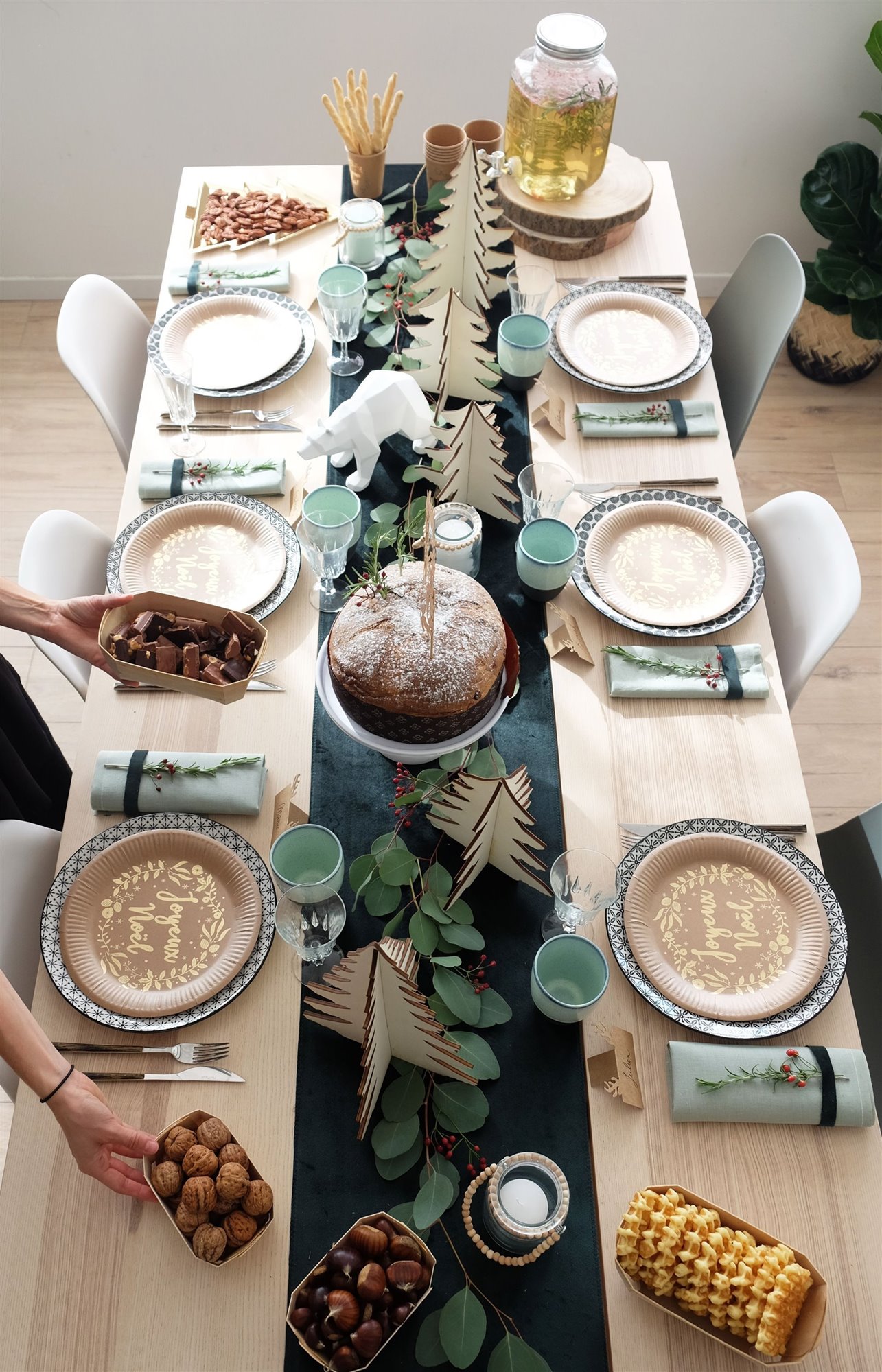 Mesa de madera con camino de mesa en color verde sin mantel. Tejidos ricos