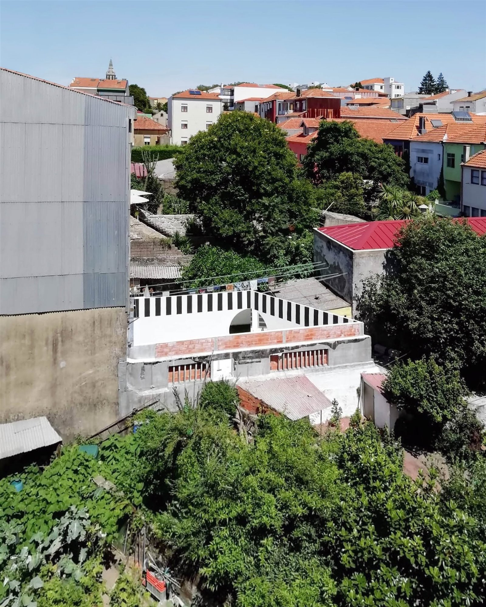 Vista de un patio reformado por Fala Atelier en Portugal