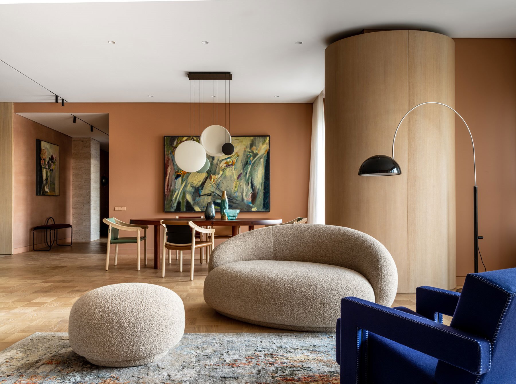 Vista del salon con sofa de lana y del comedor de un piso en Moscu reformado por Agnes Rudzite