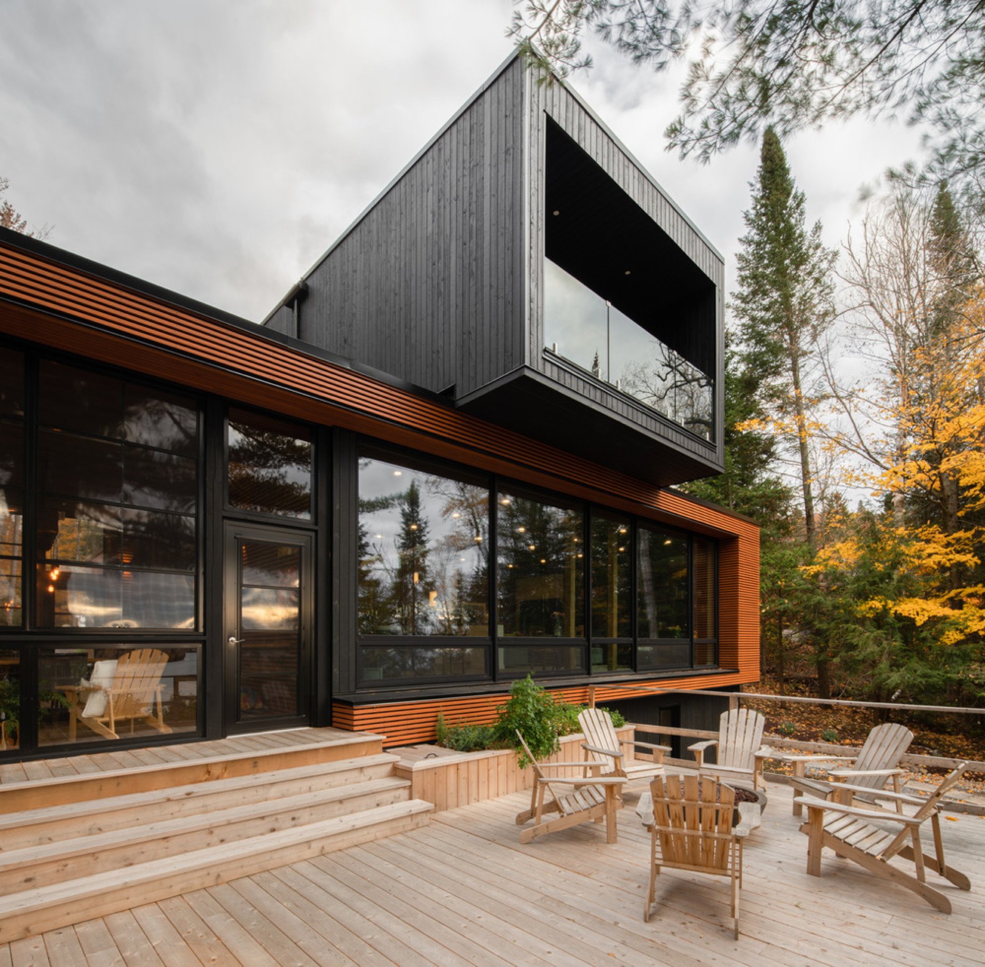 Casa prefabricada en Canada con porche de madera y dos pisos