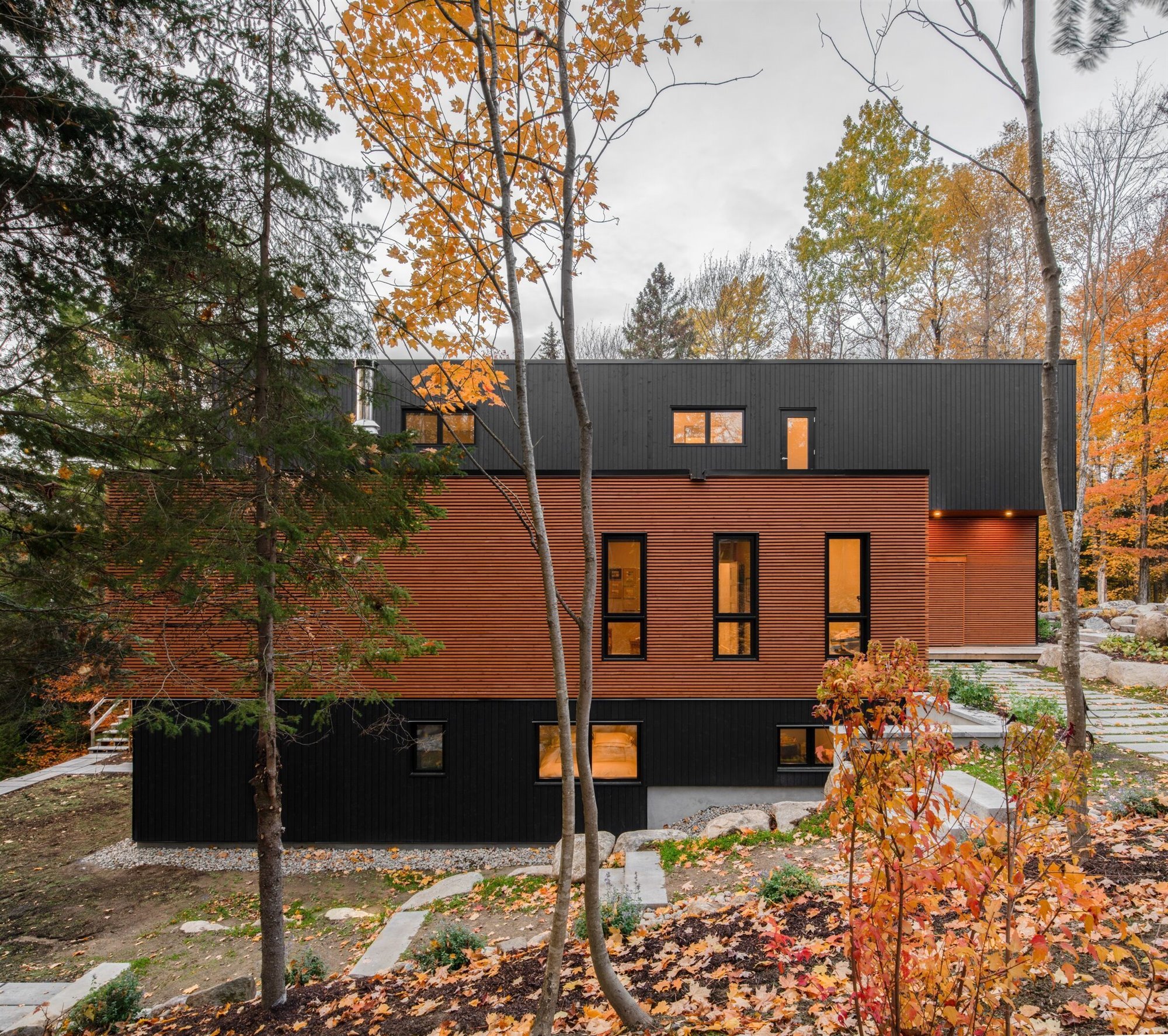 Casa prefabricada en Canada hecha con fachada de madera en dos colores