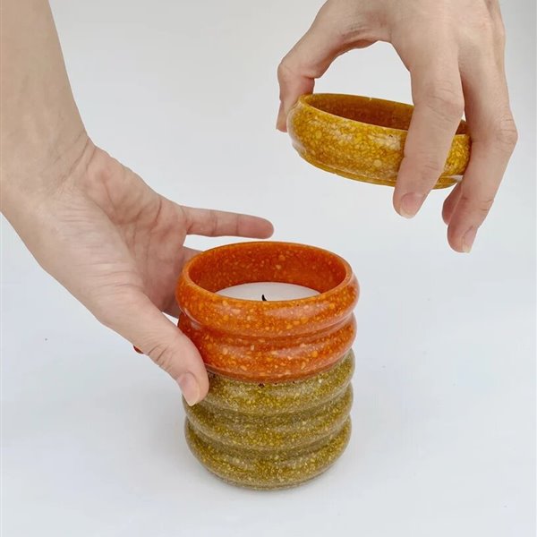 Cáscaras de naranja, hierba cortada y pulpa de zanahoria convertidas en objetos de diseño