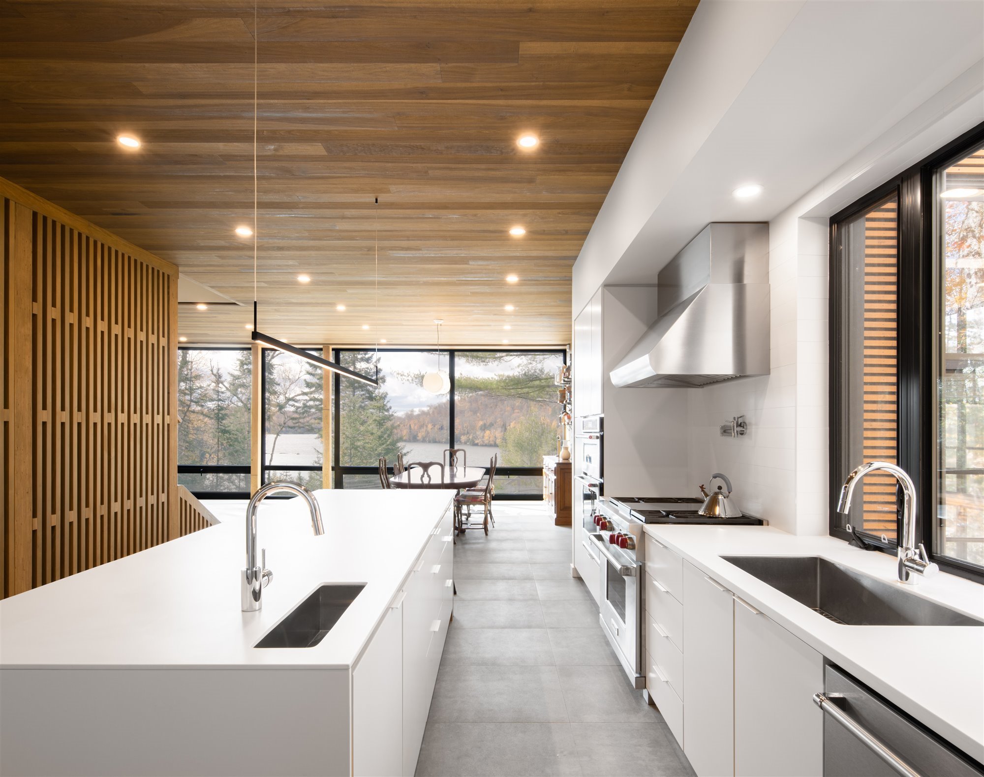 Cocina con muebles en color blanco de una casa prefabricada en Canada