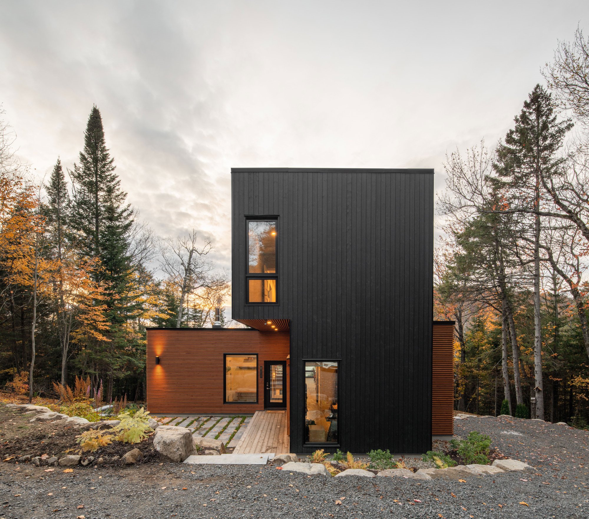 Fachada en color negro de una casa prefabricada en Canadá de madera