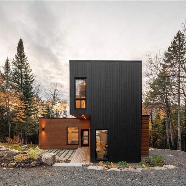 En esta casa prefabricada en pleno bosque canadiense se han usado materiales sostenibles 