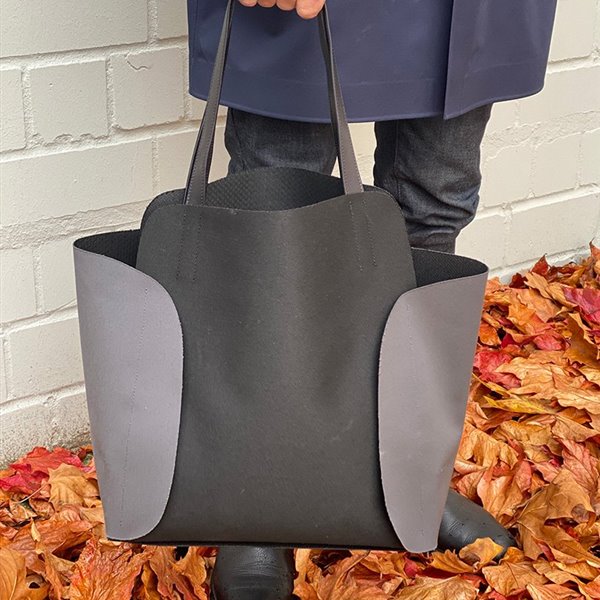 Estos bolsos de diseño están hechos de piezas recicladas de coches