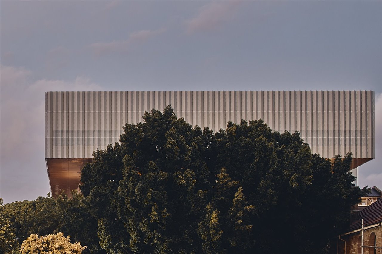 La colaboración de Hassell y OMA se ha beneficiado de la amplia experiencia de ambos estudios en el diseño de espacios culturales de gran escala.