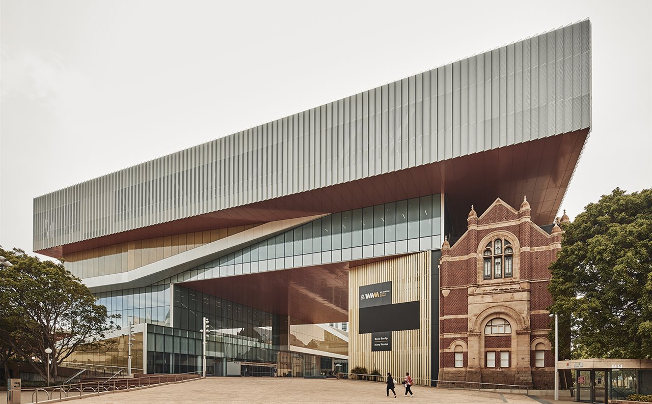 La intersección de los edificios históricos con los nuevos volúmenes crea una gran plaza a cubierto para diversas actividades.
